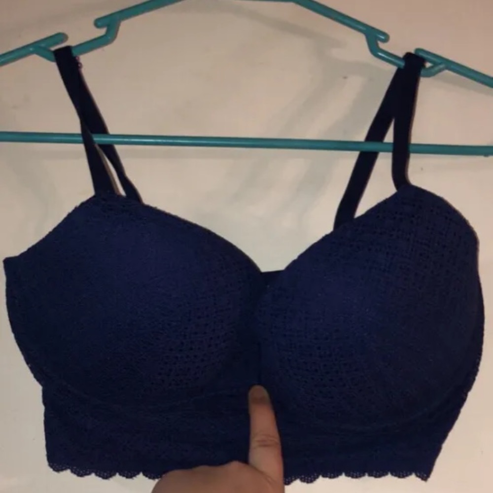 Victoria’s Secret 32DD body by Victoria hookless no wire bra